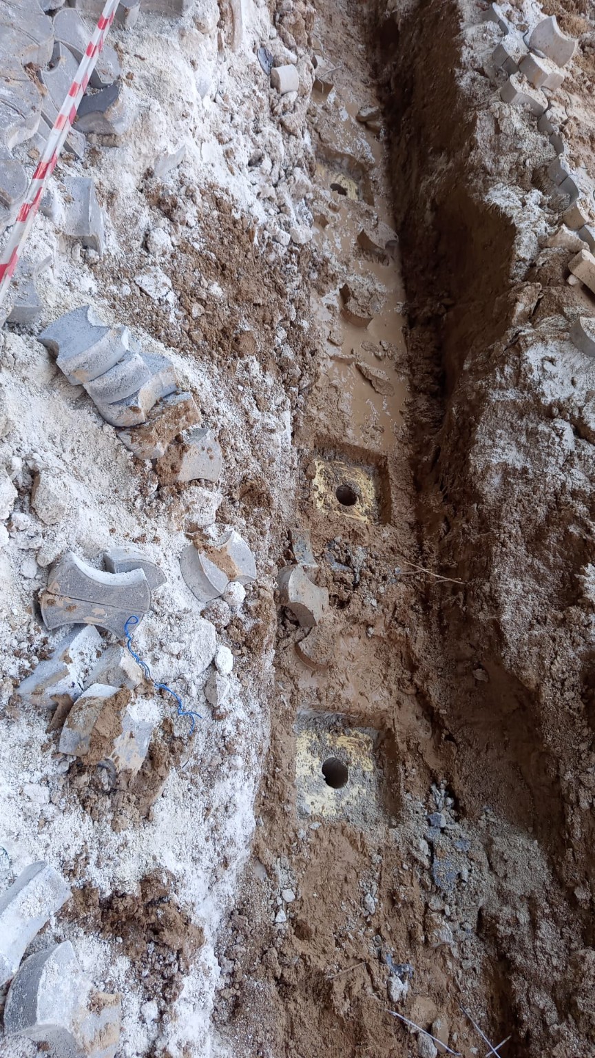 Beton yüzeyde açılmış karot delikleri ve çekirdek izleri.