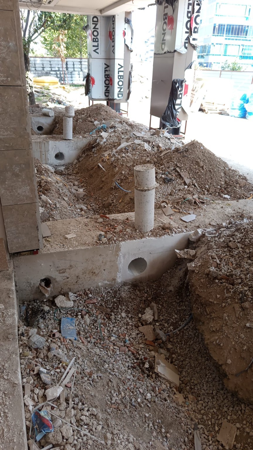 Kazı alanında beton delme ve geçiş hazırlığı.