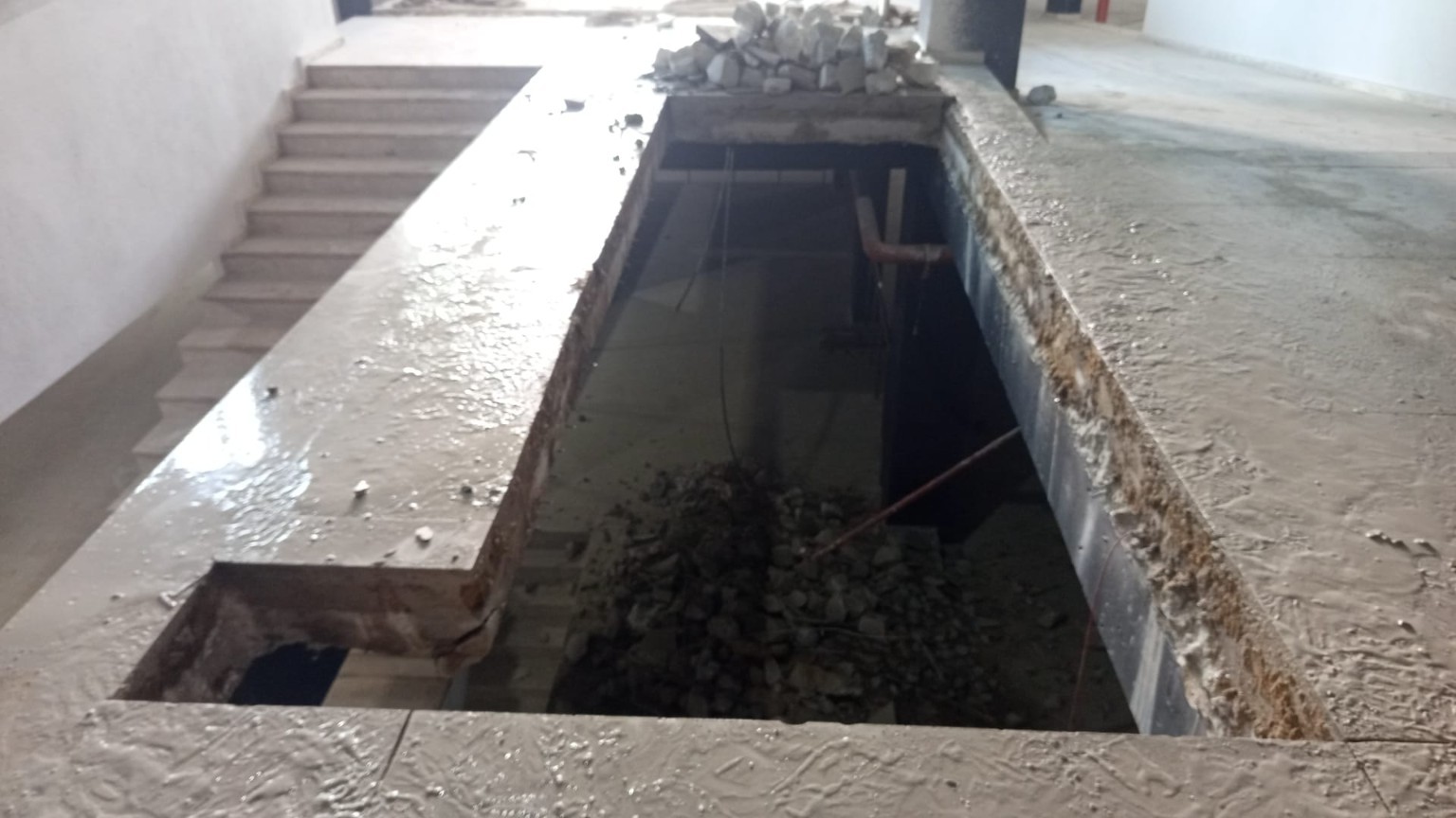 Beton döşemede büyük şaft açıklığı.