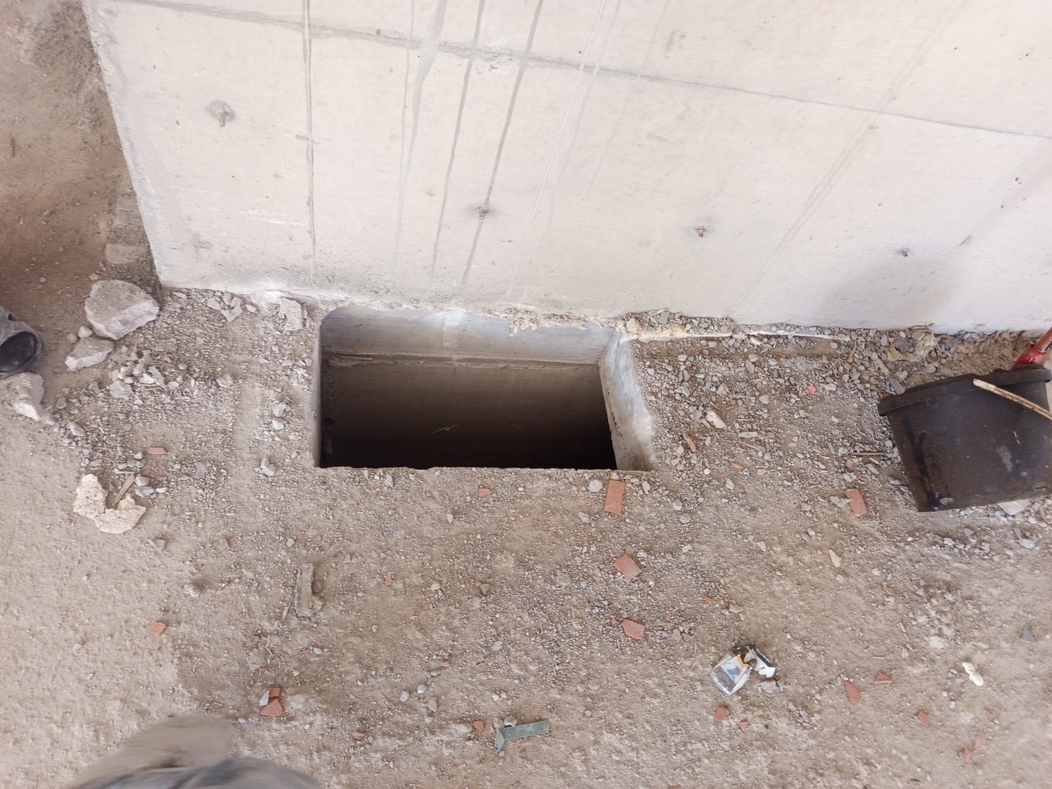Beton zeminde dikdörtgen şaft açıklığı.